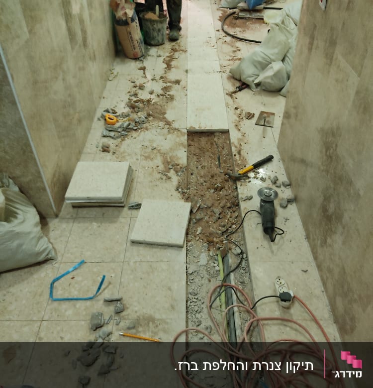 כלי עבודה וצינורות באתר שיפוץ